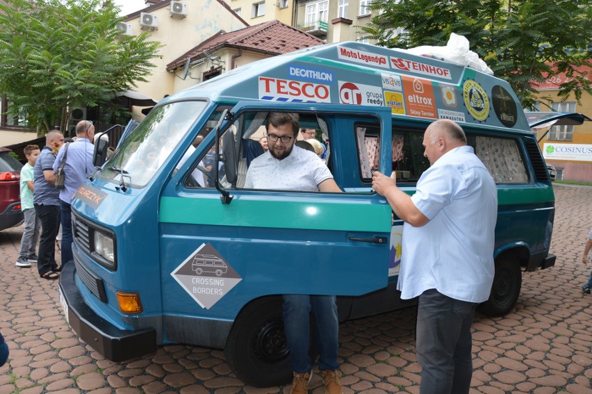 Starym busem na podbój Europy. Piątka przyjaciół z Tarnowa wyruszyła w niezwykłą podróż [ZDJĘCIA]