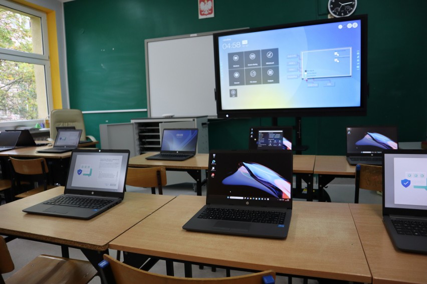 Nowe laptopy i interaktywne monitory dla słupskich szkół. Mobilne pracownie komputerowe trafiły do trzech placówek