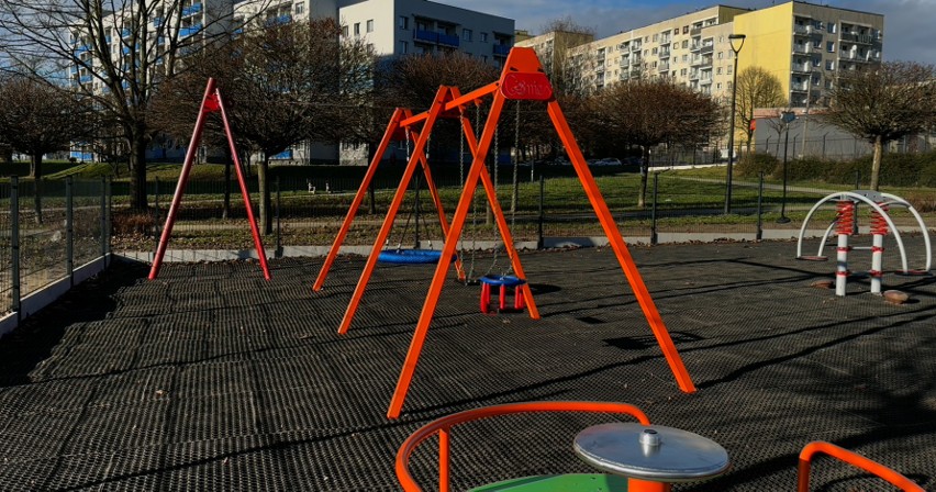 Nowy plac zabaw na Placu Braci Kożuchów w Sosnowcu.