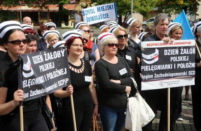 Szczecin. Pielęgniarki na znak protestu ubrały czarne stroje.
