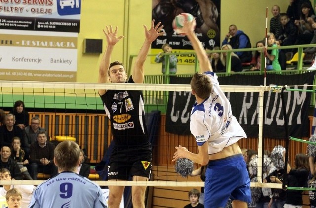 W pierwszym meczu, w Radomiu, Czarni (w bloku Jakub Wachnik) pokonali AZS Poznań 3:1