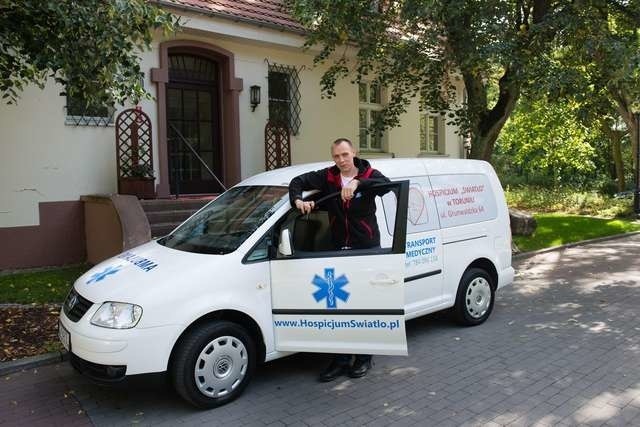 Walory nowego ambulansu (kosztował 45 tys. zł) docenia pielęgniarz opieki domowej, zarazem kierowca karetki Karol Chyliński