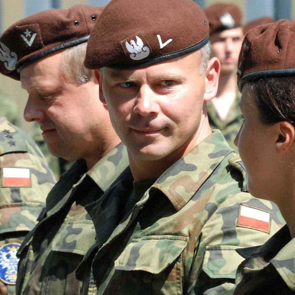 Żołnierze 14 Brygady Zmechanizowanej zmienią brązowe nakrycie głowy na zielone.