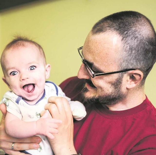 Od momentu, kiedy urodził się Józik, Michał zaczynał swoje życie kilka razy. Przy każdej operacji, infekcji i chorobie. Nigdy się nie poddał. I tego uczy innych ojców.