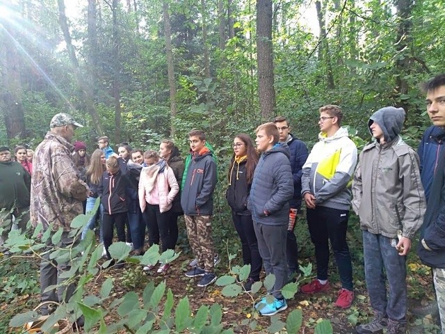 Leśnicy uczą młodzież i uczulają na potrzebę dbania o środowisko naturalne w regionie