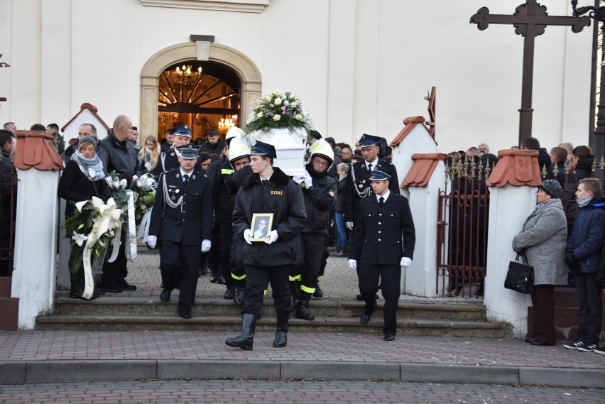 Ostatnia droga Wioli, strażaczki z Łęk. Spoczęła na cmentarzu w Bielanach. Na pogrzebie było kilka tysięcy osób [ZDJĘCIA]