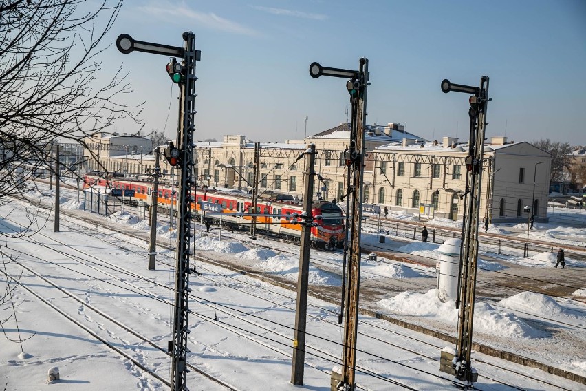 Atak zimy w Podlaskiem. Odwołane pociągi i PKS-y. Zima sparaliżowała transport publiczny (zdjęcia)