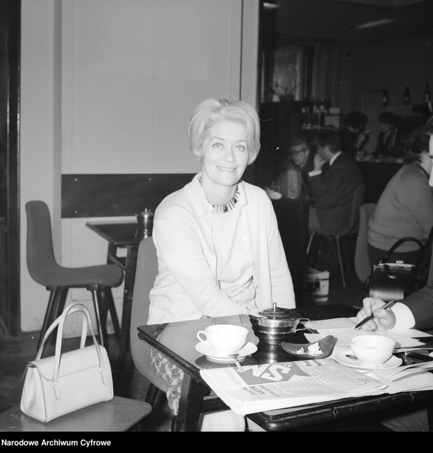 Aktorka Alina Janowska przy stoliku w kawiarni, 1968