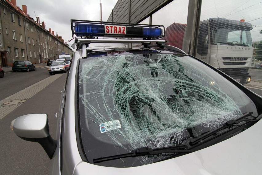 Wrocław: Samochód straży jadący do pożaru potrącił rowerzystkę (FILM, ZDJĘCIA)