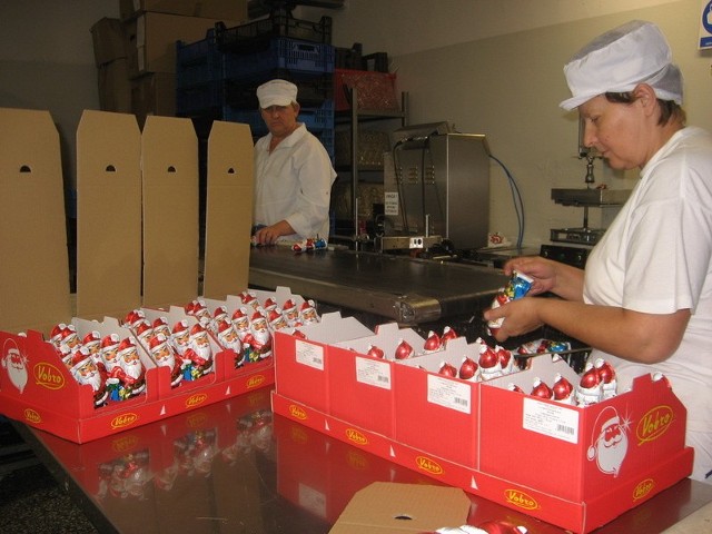 W brodnickim Vobro trwa już produkcja czekoladowych mikołajów.