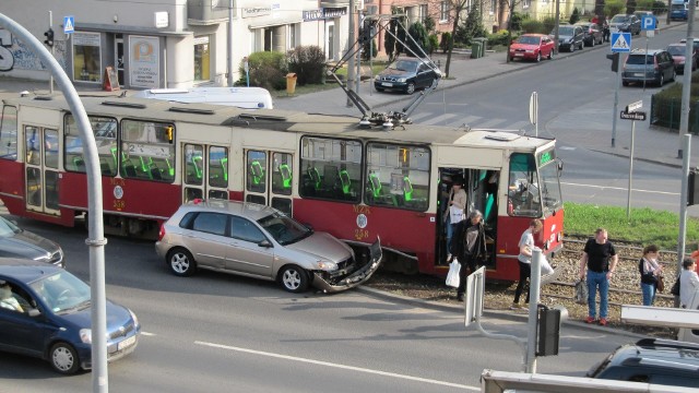 Na skrzyżowaniu ulicy Kraszewskiego z Moniuszki doszło do zderzenia samochodu marki KIA z tramwajem. Kierowca nie ustąpił pierwszeństwa pojazdowi MZK. Nikomu nic się nie stało. Zdjęcia otrzymaliśmy od naszego Czytelnika! Dziękujemy za czujność!Czytaj także: Wielka wyprzedaż w Lidlu! Promocje do - 70 proc. {LISTA PRODUKTÓW] 