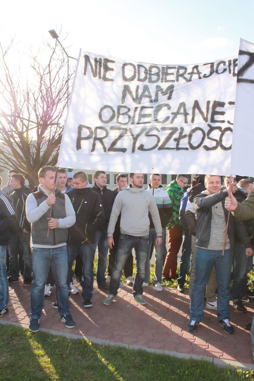 Absolwenci klas górniczych pikietowali przed siedzibą JSW.