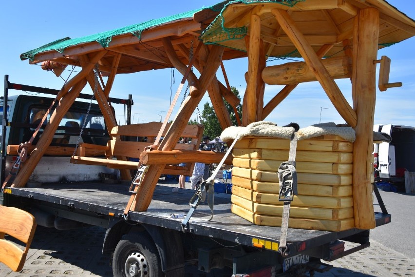 Drewniane wyroby do domu i ogrodu na giełdzie w Sandomierzu w sobotę 25 czerwca. Drewniane meble okazały się hitem! 