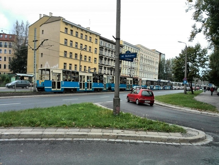 Wrocław: Siedemnaście tramwajów stało na Grabiszyńskiej. Brak napięcia w trakcji (FOTO)