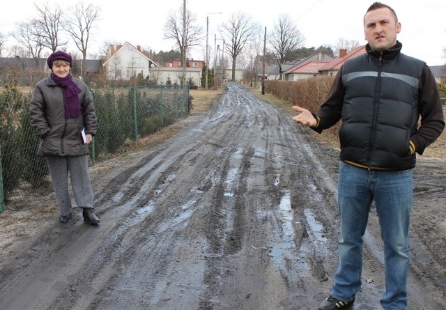 - Ile lat mamy jeszcze czekać na budowę drogi do naszych domów? - pytają Dariusz Droński i Janina Szymczykowska, mieszkańcy ulicy Gliwickiej w Ligocie Górnej.