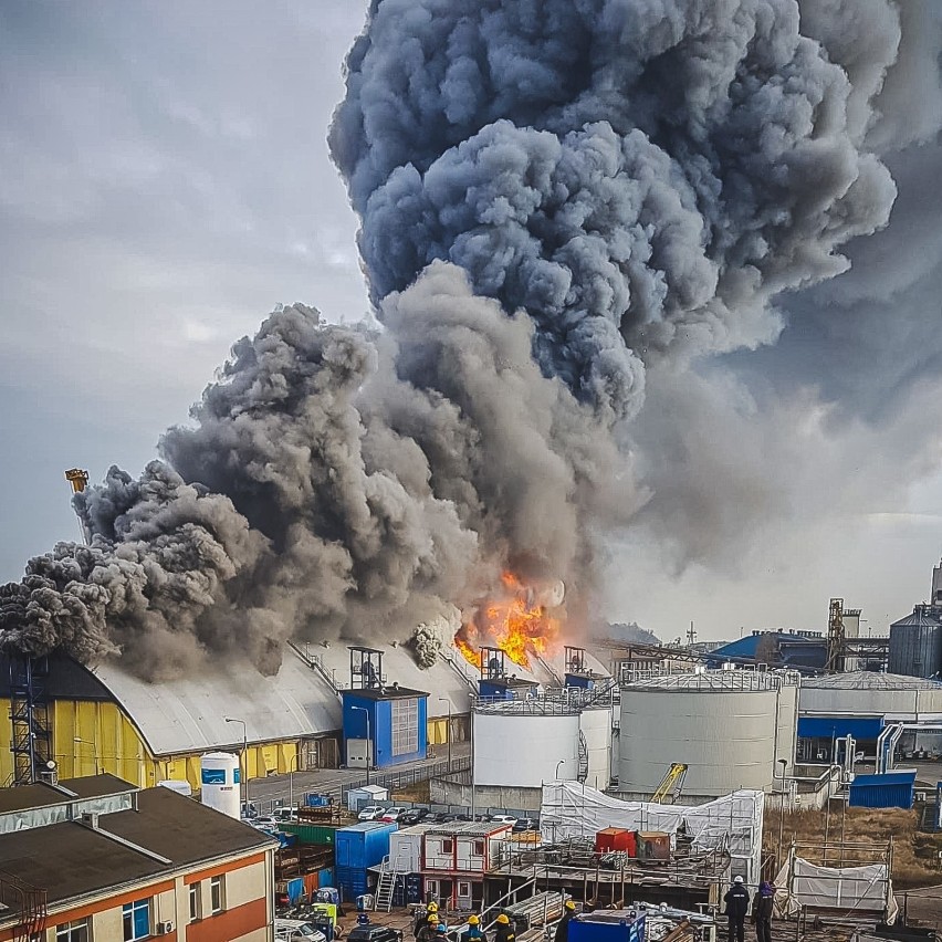 Śledztwo po pożarze magazynu portowego w Gdyni. Dokładne ustalenie przyczyn pojawienia się ognia potrwać może wiele dni 