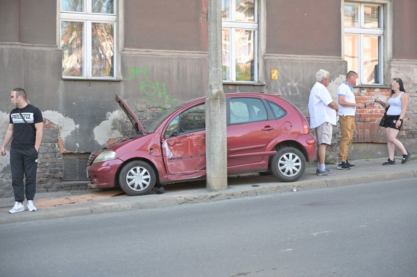 Poważny wypadek w Grudziądzu. Samochód potrącił dwie osoby i uderzył w budynek