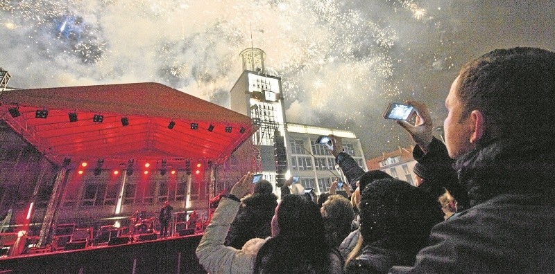 1.01. Koszalin, Rynek Staromiejski. O północy niebo nad...