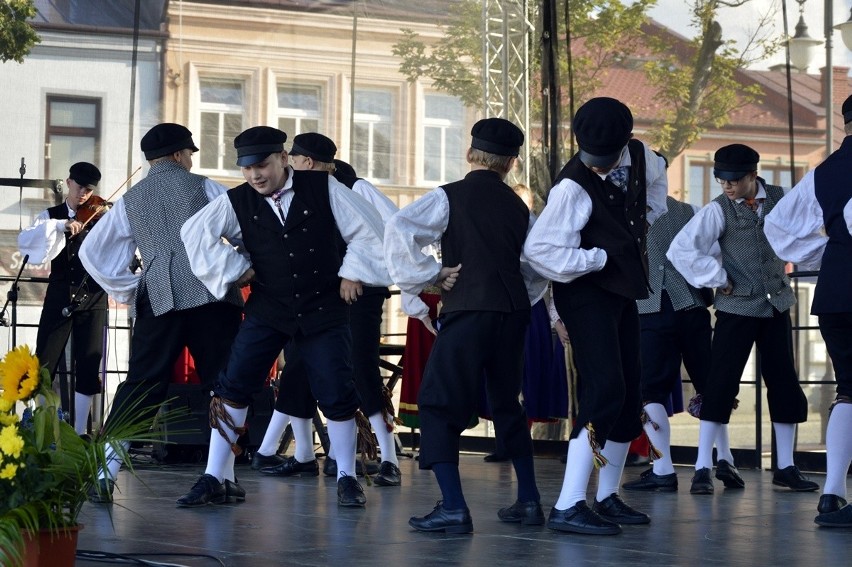 Biecz. Święto Dzieci Gór zagościło na bieckim rynku. Mali artyści roztańczyli miasto [ZDJĘCIA]