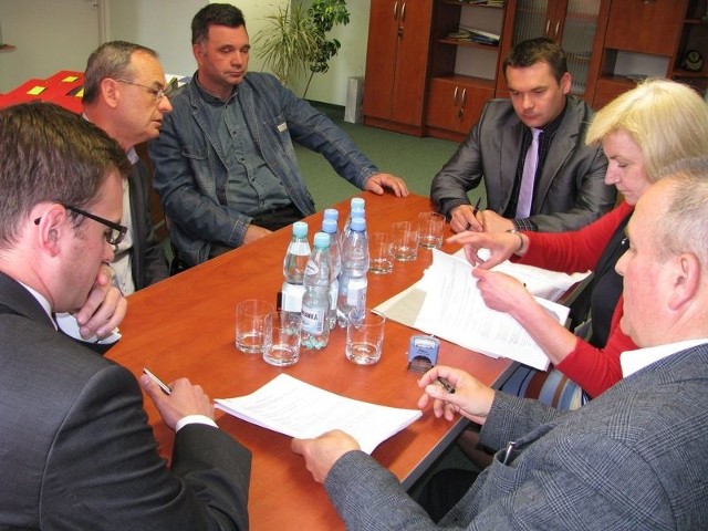 Podpisanie porozumienia na przebudowę drogi, Z lewej starosta Robert Fila, na wprost przedsiębiorca Zbigniew Koczwara.