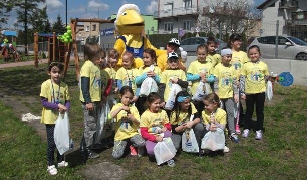 Uczniowie z buskiej "dwójki" - z eskortą mastotki Mrówki - wzięli udział w akcji "Wiosna z Mrówką".