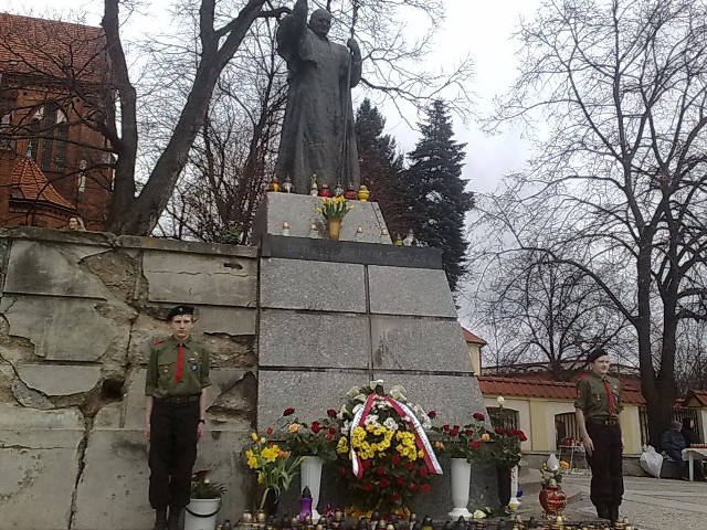 Od rana przed pomnikiem Jana Pawła II przy katedrze płoną setki zniczy