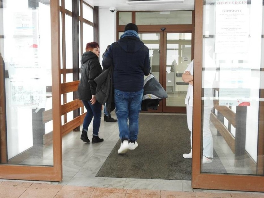 Koronawirus. Pacjenci z Łomży opuszczają szpital. Są przewożeni do innych placówek, m.in. do szpitali w Zambrowie, Kolnie i Ostrołęce