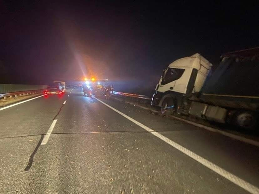 Kraków. Poważne zderzenie na autostradzie A4. Tir uderzył w samochód zabezpieczający roboty drogowe