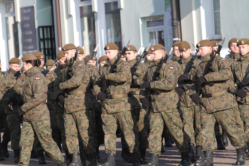 Na Placu Bartosza Głowackiego w Tarnobrzegu  „Terytorialsi” wypowiedzieli rotę przysięgi wojskowej. Było bardzo uroczyście (duzo zdjęć)