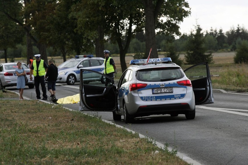 Śmiertelny wypadek koło Tomaszowa. W wypadku w Smardzewicach zginął pieszy, mężczyzna leżał na jezdni. Wypadek 10 sierpnia 2019