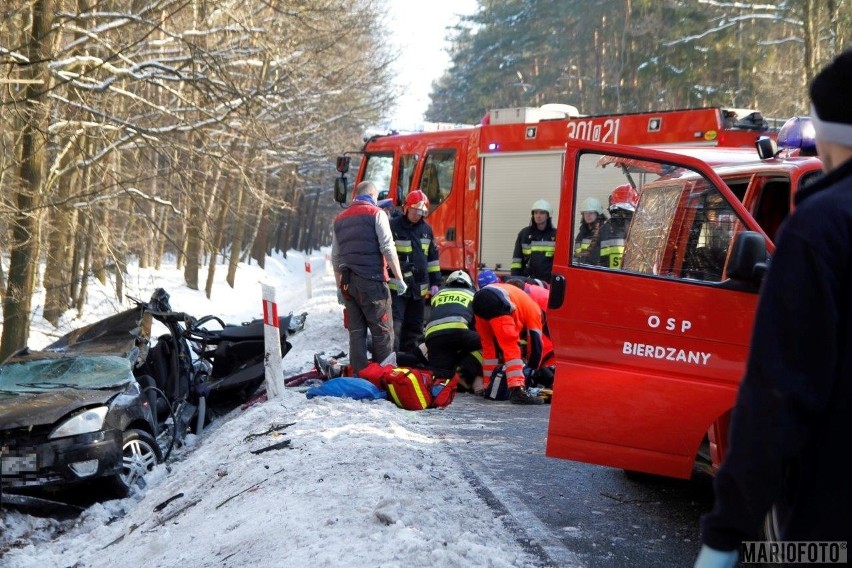 Wypadek na DK 45 w Bierdzanach. Nie żyje 31-letnia kobieta