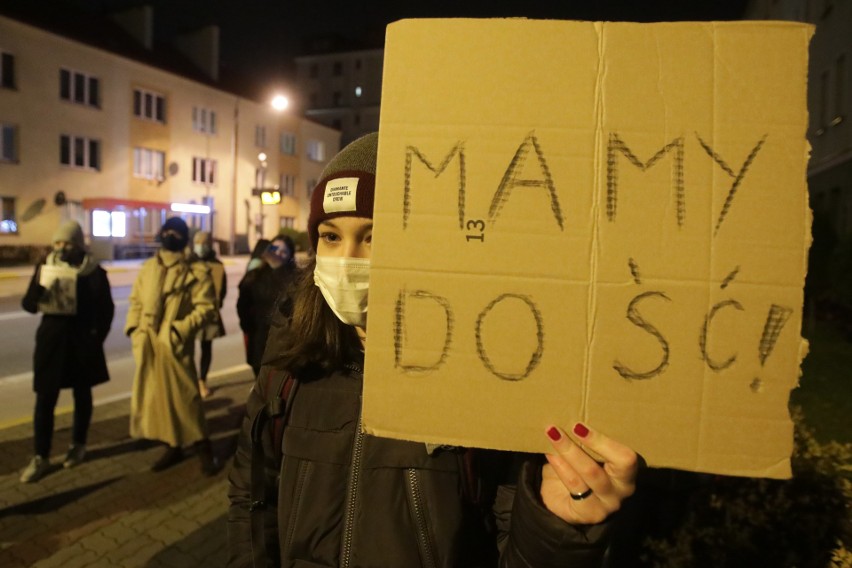 Kilkadziesiąt osób zgromadziło się w piątek przed siedziba...