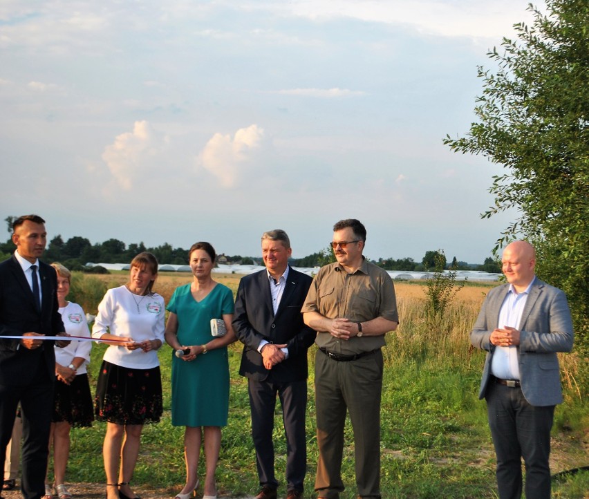 Droga powiatowa w gminie Radzanów gotowa. Było oficjalne otwarcie, z przecinaniem wstęgi i poświęceniem