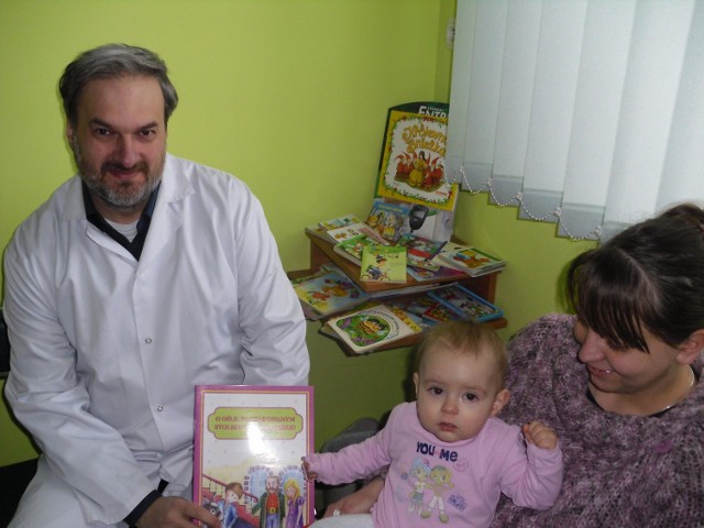 Z książeczek cieszyły się dzieci oraz lekarze. Na zdjęciu doktor Jacek Sak z Niepublicznego Zakładu Podstawowej Opieki Zdrowotnej Św. Łukasza w Zabłudowie