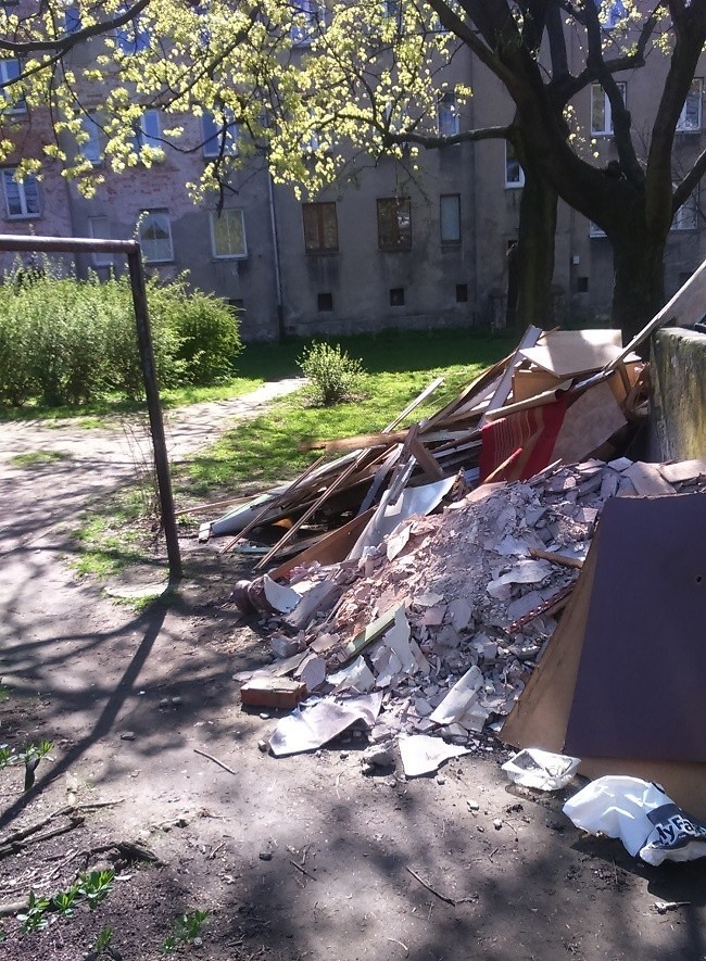 Śmiecił na podwórku i wpadł na gorącym uczynku