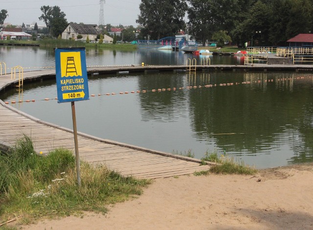 Sanepd zamknął dwa miejsca wykorzystywane do kąpieli nad zalewem na Borkach w Radomiu.