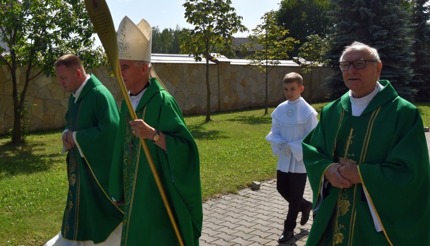 Ważna uroczystość w parafii w Kielcach-Dyminach z udziałem biskupa. Podziękowania dla wieloletniego proboszcza Tadeusza Szeląga 