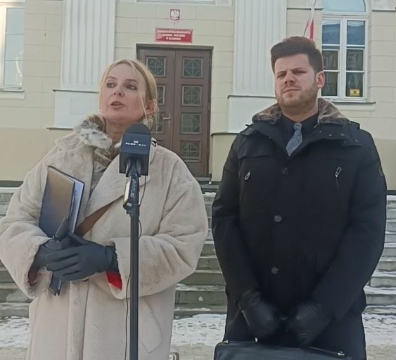 Marta Ratuszyńska poinformowała, że złożyła w prokuraturze zawiadomienie w sprawie śmierci swojej mamy. Towarzyszył jej pełnomocnik Piotr Kwiatkowski.