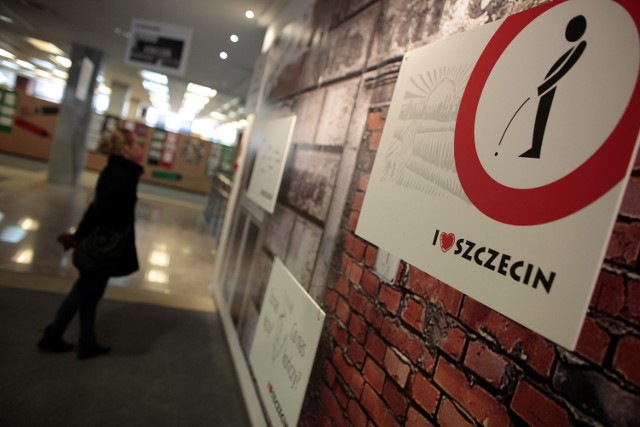 Pocztówka "Nie olewaj Szczecina" ma zachęcić szczecinian do interesowania się miastem. Podobnych na wystawie można znaleźć wiele.