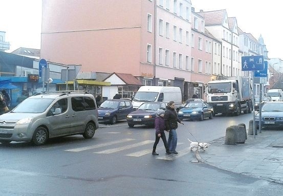 Na skrzyżowaniu Limanowskiego, Piłsudskiego i Reja kierowcy jadący tą ostatnią ulicą muszą wszystkim ustąpić. Wyjeżdżają bowiem ze strefy zamieszkania.