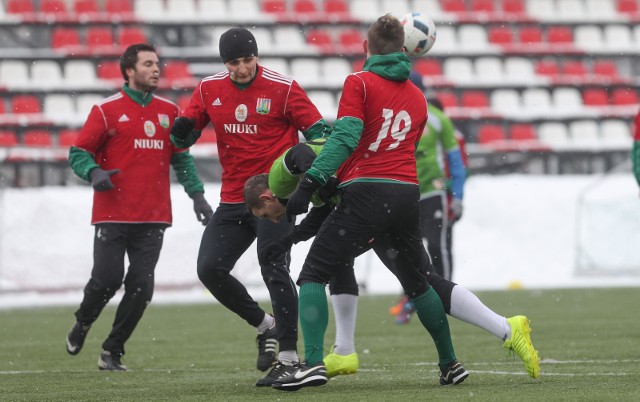 W pojedynku Sokoła (czerwone koszulki) z Ładą Biłgoraj wystąpiło czterech testowanych zawodników