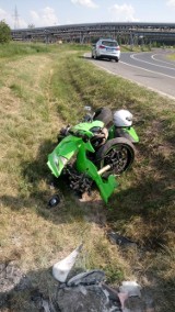 Wypadek motocyklistów w Żłobnicy koło Kleszczowa. Dwaj motocykliści chcieli przybić "piątkę". Jeden motocykl spłonął, drugi złamał się w pół