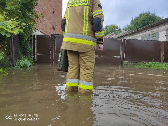 Woda z opadów wdarła się na podwórka, choćby w miejscowości Maków w gminie Skaryszew.