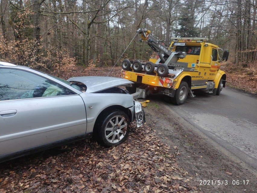 Wypadek w Kłącznie. Kierowca audi wydmuchał 1,5 promila i wyszedł z auta cały, pasażerka trafiła do szpitala (zdjęcia)