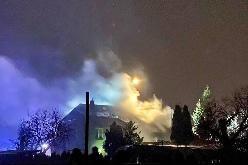 Pożar dachu budynku na ul. Kochanowskiego w Kwidzynie. Podczas przeszukiwania pomieszczeń odnaleziono ciało zmarłej osoby