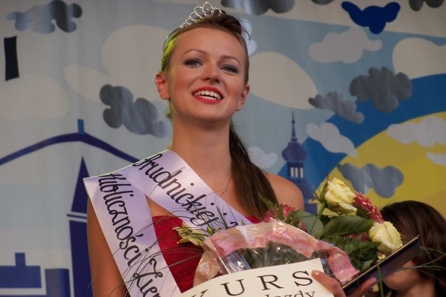 Miss Ziemi Prudnickiej 2012 ma 18 lat,176 centymetrów wzrostu i urodziła się z znaku ryb.