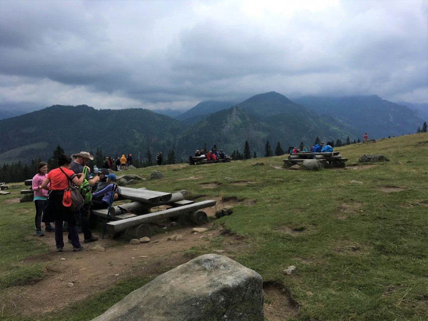 Tatry. Turystów na górskich szlakach jest sporo, ale tłumów (na szczęście) nie spotkamy