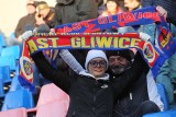 Piast Gliwice – Zagłębie Lubin 2:0 ZDJĘCIA KIBICÓW Ponad 4.000 widzów przy Okrzei. Nie brakowało „uprzejmości” ze strony kibiców obu drużyn