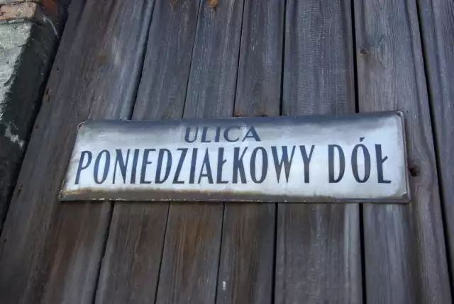 Poniedziałkowy DółCzy to reakcja na koniec weekendu? Jednodniowe załamanie po rozpoczęciu nowego tygodnia pracy? Nie, to krakowska ulica. Ciekawe, czy Józef Poniedziałek budując dom nad wąwozem (dołem), pomyślał, że ludzie będą tłumaczyć tym ciężkie poweekendowe poranki.