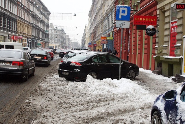 Tak wygląda parkowanie w Strefie Płatnego Parkowania przy ulicy Jagiellońskiej.
